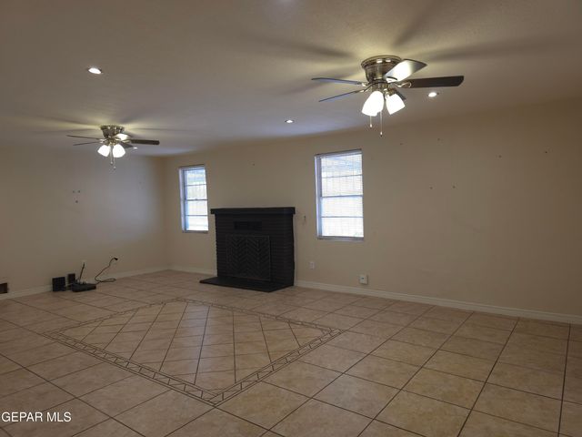 7332 N LOOP Drive, El Paso, TX 79915