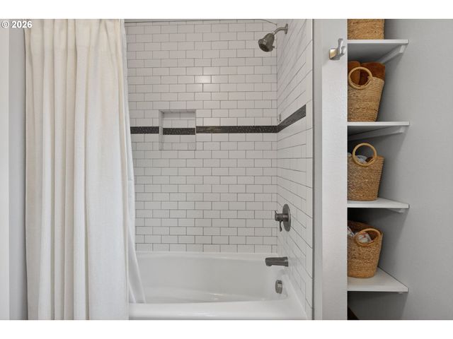 6047 Se RHONE St, Portland, OR 97206