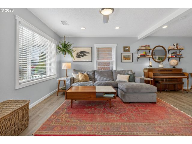 6047 Se RHONE St, Portland, OR 97206