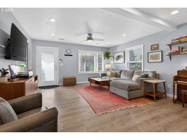 6047 Se RHONE St, Portland, OR 97206