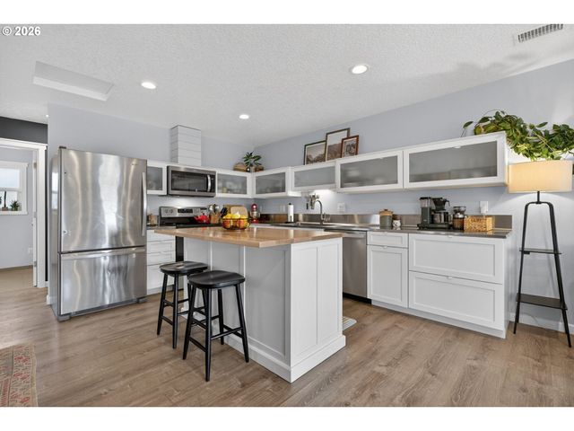 6047 Se RHONE St, Portland, OR 97206