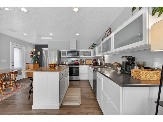 6047 Se RHONE St, Portland, OR 97206