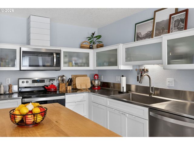 6047 Se RHONE St, Portland, OR 97206