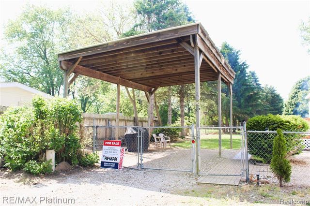 5615 Cherokee Bend Bend, Howell, MI 48843