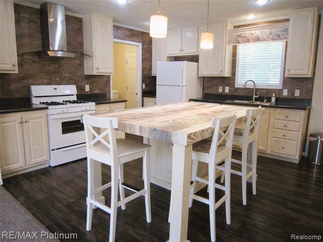 5615 Cherokee Bend Bend, Howell, MI 48843