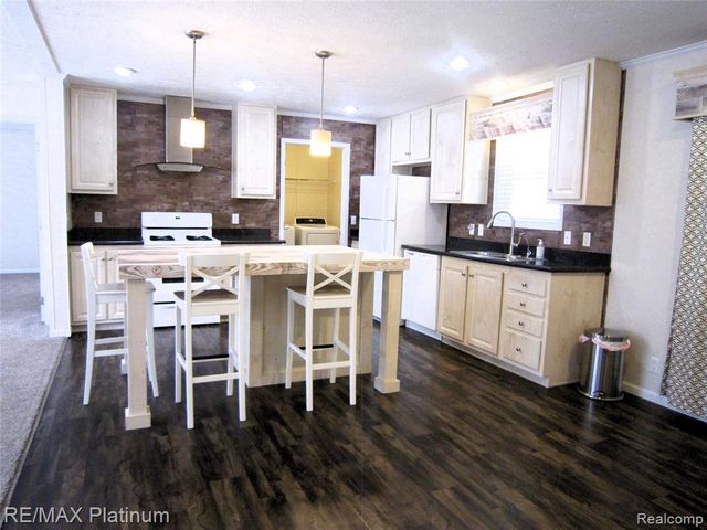 5615 Cherokee Bend Bend, Howell, MI 48843