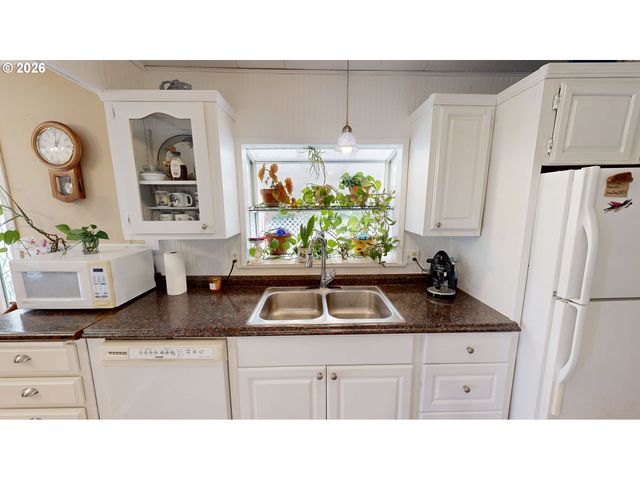 99005 W FREEMAN Ln, Brookings, OR 97415
