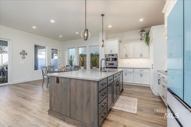 8872 W Suttle Lake Dr, Boise, ID 83714