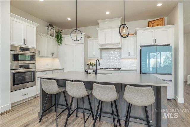 8872 W Suttle Lake Dr, Boise, ID 83714