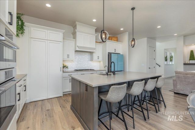 8872 W Suttle Lake Dr, Boise, ID 83714