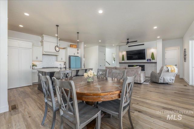 8872 W Suttle Lake Dr, Boise, ID 83714