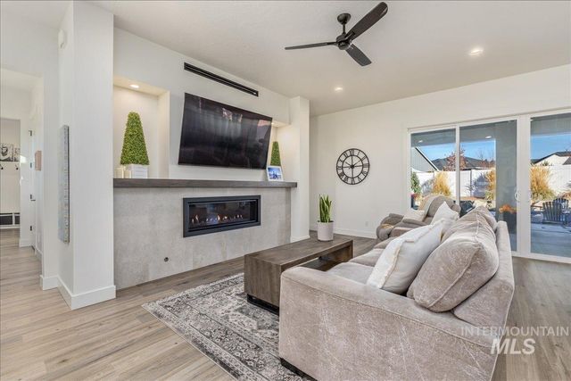 8872 W Suttle Lake Dr, Boise, ID 83714