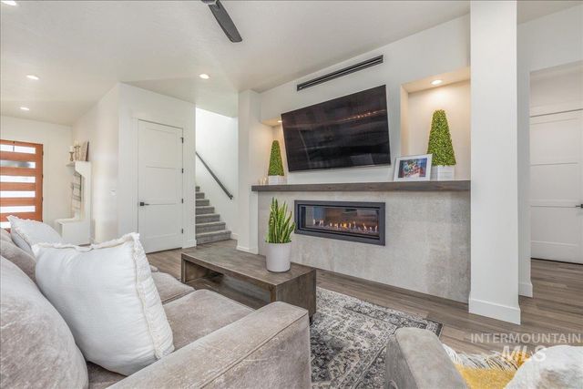 8872 W Suttle Lake Dr, Boise, ID 83714