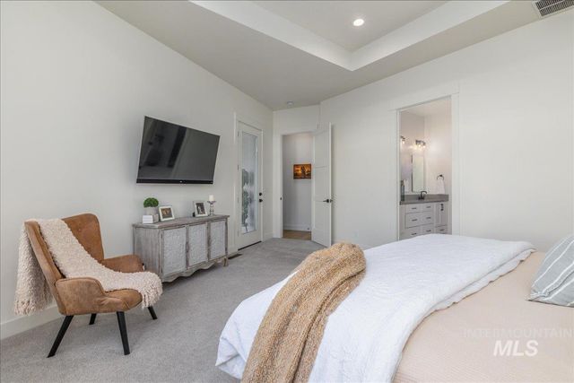 8872 W Suttle Lake Dr, Boise, ID 83714