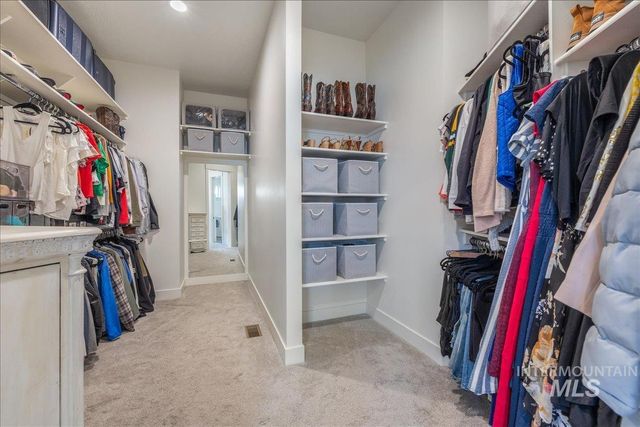 8872 W Suttle Lake Dr, Boise, ID 83714