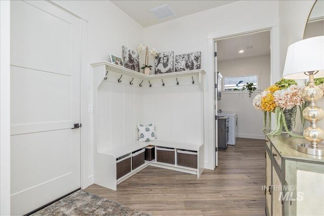 8872 W Suttle Lake Dr, Boise, ID 83714