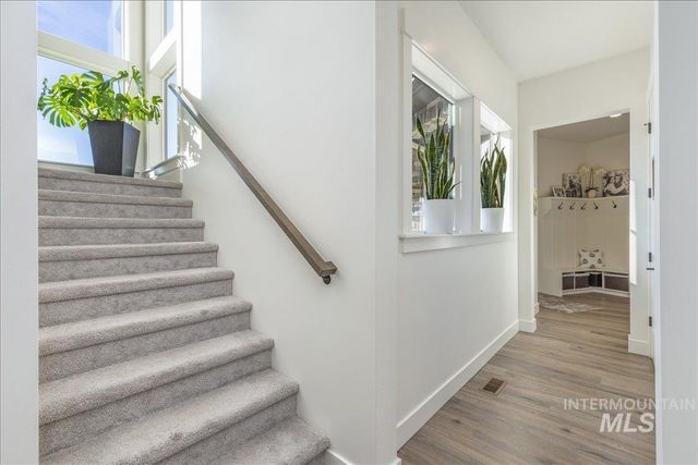 8872 W Suttle Lake Dr, Boise, ID 83714