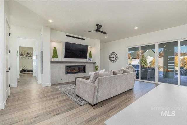 8872 W Suttle Lake Dr, Boise, ID 83714