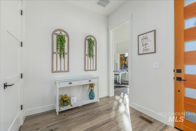 8872 W Suttle Lake Dr, Boise, ID 83714