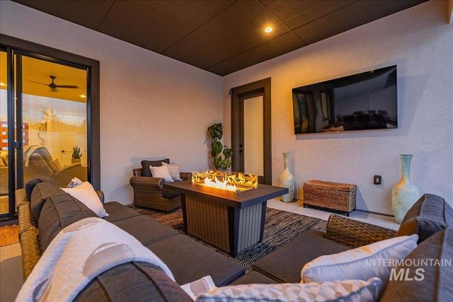 8872 W Suttle Lake Dr, Boise, ID 83714