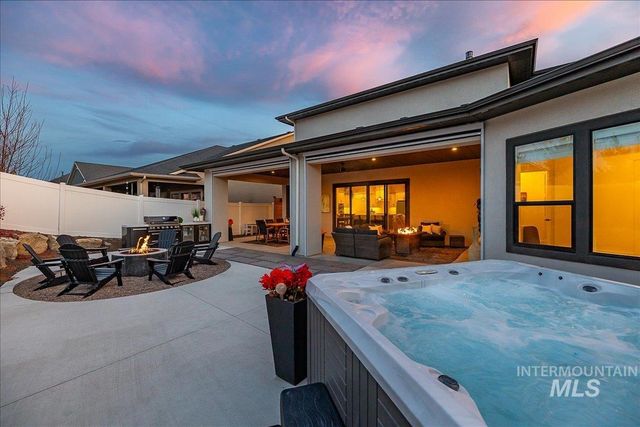 8872 W Suttle Lake Dr, Boise, ID 83714