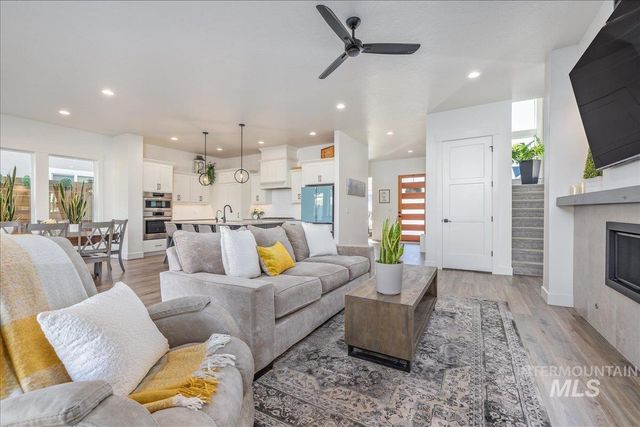 8872 W Suttle Lake Dr, Boise, ID 83714