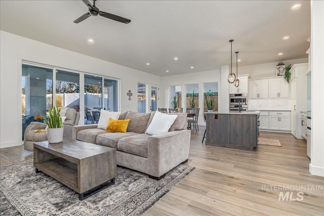 8872 W Suttle Lake Dr, Boise, ID 83714