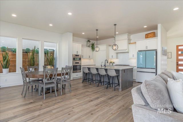 8872 W Suttle Lake Dr, Boise, ID 83714