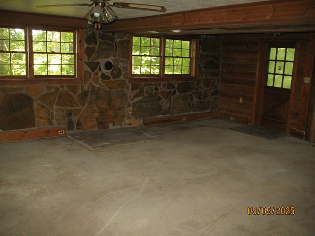 1555 Brown Creek Dr, Crossville, TN 38571