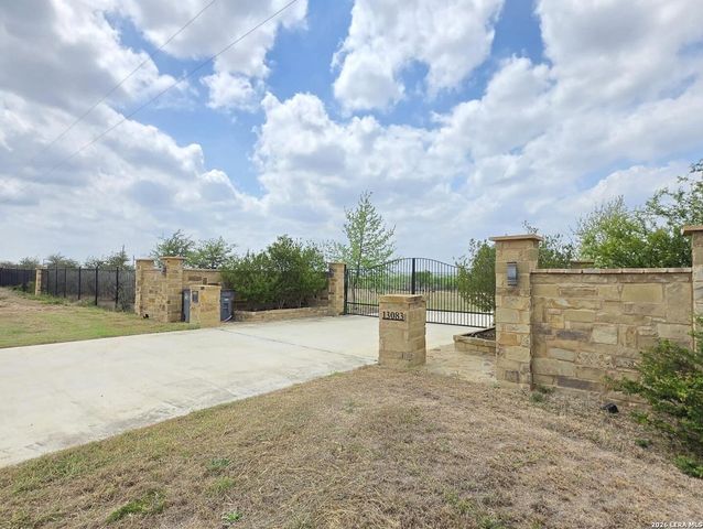 13083 Fm 2779, Moore, TX 78057