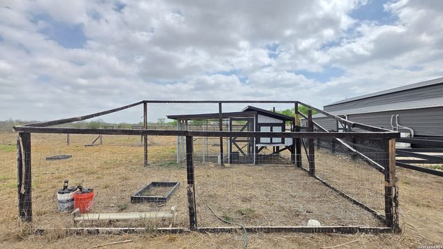 13083 Fm 2779, Moore, TX 78057