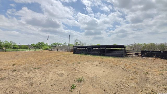 13083 Fm 2779, Moore, TX 78057
