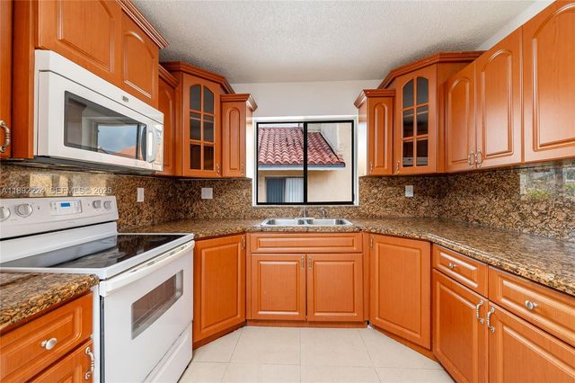 2775 W 61st Place 207, Hialeah, FL 33016