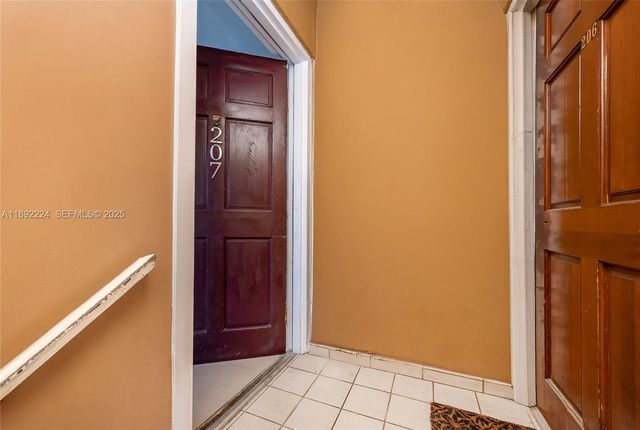 2775 W 61st Place 207, Hialeah, FL 33016
