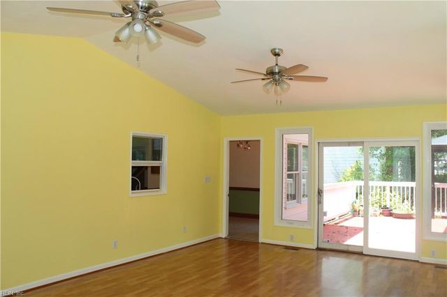 718 Beckley LN, Chesapeake, VA 23322