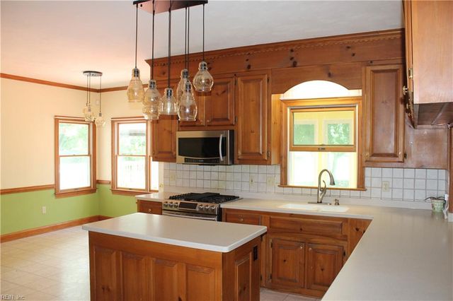 718 Beckley LN, Chesapeake, VA 23322