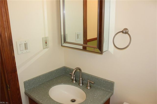 718 Beckley LN, Chesapeake, VA 23322