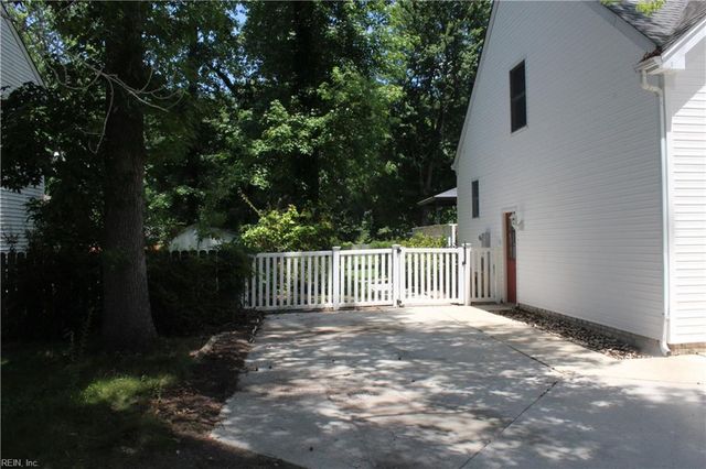 718 Beckley LN, Chesapeake, VA 23322