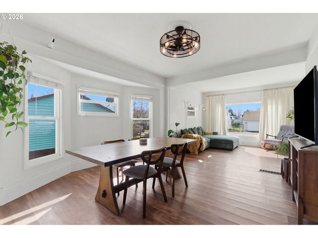 8243 Ne HASSALO St, Portland, OR 97220