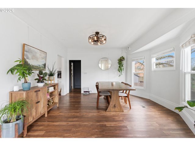 8243 Ne HASSALO St, Portland, OR 97220