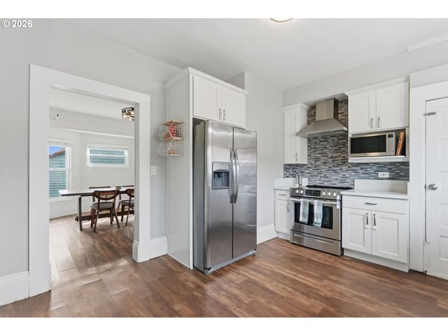 8243 Ne HASSALO St, Portland, OR 97220