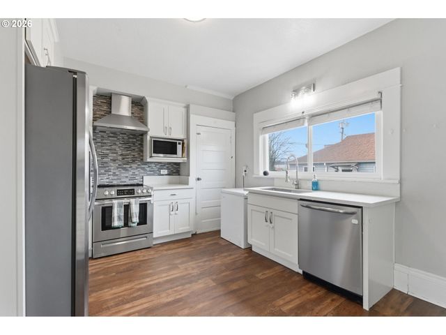 8243 Ne HASSALO St, Portland, OR 97220