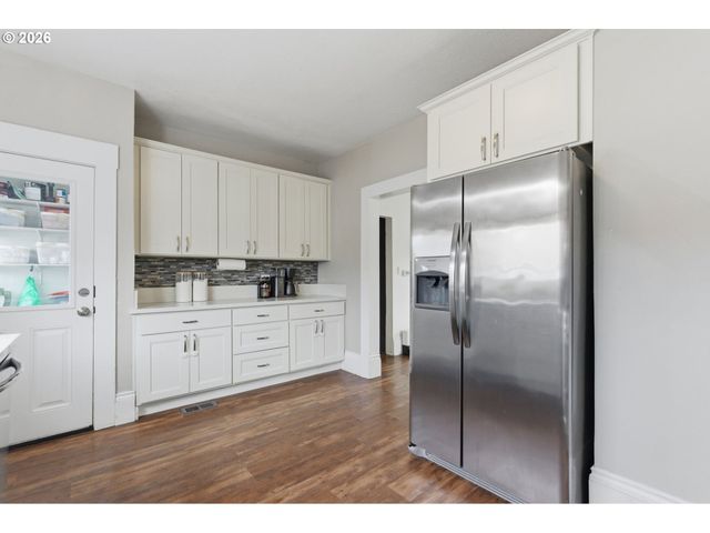 8243 Ne HASSALO St, Portland, OR 97220