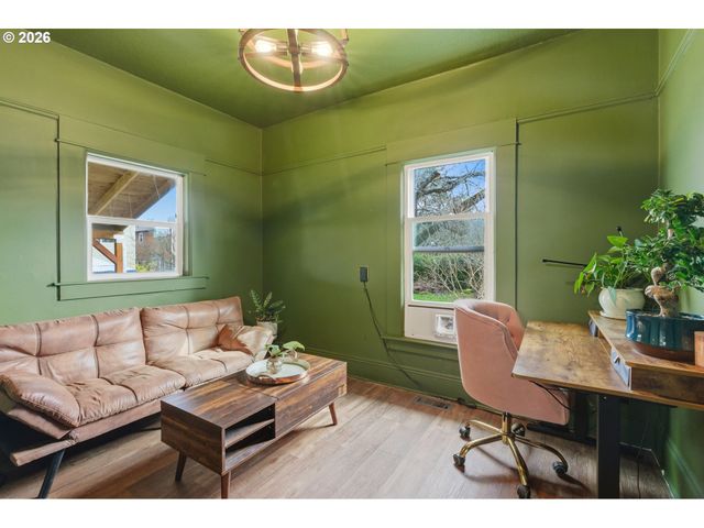 8243 Ne HASSALO St, Portland, OR 97220