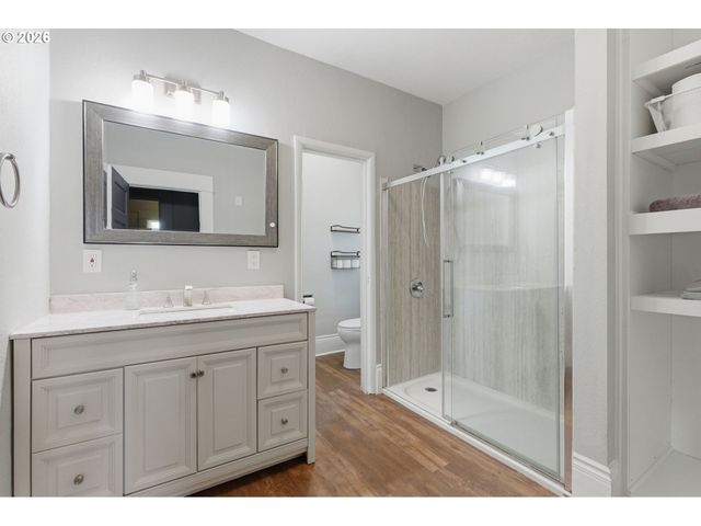 8243 Ne HASSALO St, Portland, OR 97220