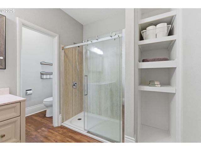 8243 Ne HASSALO St, Portland, OR 97220