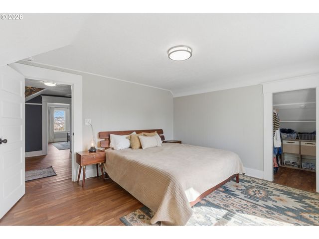 8243 Ne HASSALO St, Portland, OR 97220