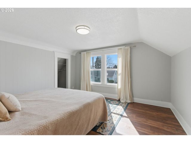 8243 Ne HASSALO St, Portland, OR 97220