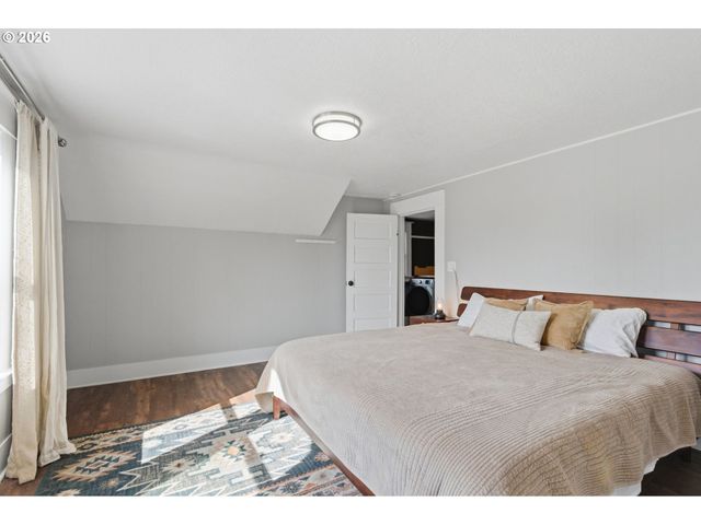 8243 Ne HASSALO St, Portland, OR 97220