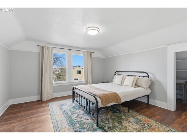 8243 Ne HASSALO St, Portland, OR 97220